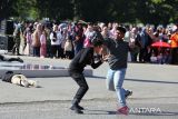 Personil Polri terlibat perkelahian dengan kelompok premaan  saat atraksi ketangkasan bela diri  di lapangan Blang Padang, Banda Aceh, Aceh, Selasa (1/7/2025).  Penampilan atraksi ketangkasan Polri di sertai tarian kolaborasi , safety riding  itu dalam rangka  memperingati HUT ke 79 Bhayangkara Polri. ANTARA FOTO/Ampelsa.