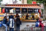 Warga menunggu makanan yang tengah dimasak oleh koki di sebuah gerai makanan di Jalan Sultan Agung, Bandung, Jawa Barat, Selasa (1/7/2025). Badan Pusat Statistik (BPS) Jawa Barat mencatat pada Juni 2025 terjadi inflasi year on year (y-on-y) Provinsi Jawa Barat sebesar 1,78 persen dengan komoditas penyumbang inflasi diantaranya adalah kelompok makanan, minuman, pakaian, dan bahan bakar rumah tangga. ANTARA FOTO/Raisan Al Farisi/agr
