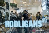 Warga memilih pakaian di salah satu distro di Jalan Sultan Agung, Bandung, Jawa Barat, Selasa (1/7/2025). Badan Pusat Statistik (BPS) Jawa Barat mencatat pada Juni 2025 terjadi inflasi year on year (y-on-y) Provinsi Jawa Barat sebesar 1,78 persen dengan komoditas penyumbang inflasi diantaranya adalah kelompok makanan, minuman, pakaian, dan bahan bakar rumah tangga. ANTARA FOTO/Raisan Al Farisi/agr