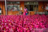 Pekerja membawa gas 12 kilogram untuk dikirim ke pelanggan di salah satu agen penjualan gas di Bandung, Jawa Barat, Selasa (1/7/2025). Badan Pusat Statistik (BPS) Jawa Barat mencatat pada Juni 2025 terjadi inflasi year on year (y-on-y) Provinsi Jawa Barat sebesar 1,78 persen dengan komoditas penyumbang inflasi diantaranya adalah kelompok makanan, minuman, pakaian, dan bahan bakar rumah tangga. ANTARA FOTO/Raisan Al Farisi/agr