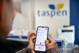 Pensiunan mengoperasikan aplikasi Andal by Taspen di PT Taspen (Persero) Kantor Cabang Bandung, Jawa Barat, Selasa (1/7/2025). PT Taspen (Persero) mencatat hingga 1 Juli 2025 sebanyak 2 juta peserta telah menggunakan aplikasi Andal by Taspen yang ditujukan sebagai salah satu layanan bagi penerima program pensiun untuk melakukan autentikasi tanpa harus mengunjungi mitra bayar atau Kantor Cabang Taspen. ANTARA FOTO/Raisan Al Farisi/agr