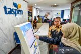 Petugas melayani pensiunan untuk mendapatkan nomor antrian di PT Taspen (Persero) Kantor Cabang Bandung, Jawa Barat, Selasa (1/7/2025). PT Taspen (Persero) mencatat hingga 1 Juli 2025 sebanyak 2 juta peserta telah menggunakan aplikasi Andal by Taspen yang ditujukan sebagai salah satu layanan bagi penerima program pensiun untuk melakukan autentikasi tanpa harus mengunjungi mitra bayar atau Kantor Cabang Taspen. ANTARA FOTO/Raisan Al Farisi/agr