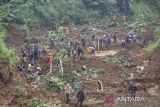 Tim SAR dibantu relawan dan warga membersihkan material tanah longsor saat pencarian korban yang tertimbun tanah longsor di Desa Tenjowaringin, Kecamatan Salawu, Kabupaten Tasikmalaya, Jawa Barat, Selasa (1/7/2025). Tebing setinggi 250 meter mengalami longsor hingga menutup lahan pertanian milik warga yang mengakibatkan dua orang petani tertimbun material longsor pada Minggu (29/6/2025) siang. ANTARA FOTO/Adeng Bustomi/agr