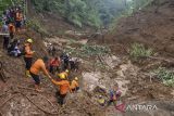 Tim SAR dibantu relawan dan warga membersihkan material tanah longsor saat pencarian korban yang tertimbun tanah longsor di Desa Tenjowaringin, Kecamatan Salawu, Kabupaten Tasikmalaya, Jawa Barat, Selasa (1/7/2025). Tebing setinggi 250 meter mengalami longsor hingga menutup lahan pertanian milik warga yang mengakibatkan dua orang petani tertimbun material longsor pada Minggu (29/6/2025) siang. ANTARA FOTO/Adeng Bustomi/agr