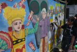 Peserta mengikuti lomba mural pada Denpasar Youth Festival (D'Youth Fest) 5.0 Tahun 2025 di Denpasar, Bali, Sabtu (28/6/2025). Kegiatan yang diikuti puluhan peserta dari kalangan pelajar dan mahasiswa tersebut mengangkat berbagai tema di antaranya budaya, kritik sosial, dan fenomena kekinian sebagai ruang ekspresi dan kreativitas bagi generasi muda. ANTARA FOTO/Nyoman Hendra Wibowo/wsj.
