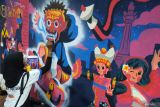 Peserta mengikuti lomba mural pada Denpasar Youth Festival (D'Youth Fest) 5.0 Tahun 2025 di Denpasar, Bali, Sabtu (28/6/2025). Kegiatan yang diikuti puluhan peserta dari kalangan pelajar dan mahasiswa tersebut mengangkat berbagai tema di antaranya budaya, kritik sosial, dan fenomena kekinian sebagai ruang ekspresi dan kreativitas bagi generasi muda. ANTARA FOTO/Nyoman Hendra Wibowo/wsj.