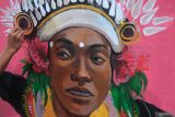 Peserta mengikuti lomba mural pada Denpasar Youth Festival (D'Youth Fest) 5.0 Tahun 2025 di Denpasar, Bali, Sabtu (28/6/2025). Kegiatan yang diikuti puluhan peserta dari kalangan pelajar dan mahasiswa tersebut mengangkat berbagai tema di antaranya budaya, kritik sosial, dan fenomena kekinian sebagai ruang ekspresi dan kreativitas bagi generasi muda. ANTARA FOTO/Nyoman Hendra Wibowo/wsj.