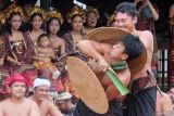 Warga saling serang dengan daun pandan berduri saat tradisi mekare-kare atau perang pandan di Desa Tenganan Pegringsingan, Karangasem, Bali, Senin (23/6/2025). Tradisi tahunan tersebut merupakan rangkaian upacara persembahyangan untuk menghormati Dewa Indra atau Dewa Perang yang disaksikan oleh ratusan wisatawan nusantara maupun mancanegara. ANTARA FOTO/Nyoman Hendra Wibowo/wsj.