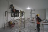 Pekerja memasang kipas angin di ruang kelas Sekolah Rakyat di bangunan eks Kantor Bupati Pasuruan, Jawa Timur, Rabu (2/7/2025). Proyek pembangunan Sekolah Rakyat Tahap I sudah memasuki tahap akhir dan mencapai 99 persen termasuk penataan furnitur dan siap  beroperasi tanggal 14 Juli mendatang dengan enam rombongan belajar tingkat SMP dan SMA, dimana setiap kelasnya terdapat 25 siswa. Antara Jatim/Umarul Faruq