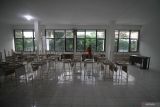 Pekerja mengecat ruang kelas Sekolah Rakyat di bangunan eks Kantor Bupati Pasuruan, Jawa Timur, Rabu (2/7/2025). Proyek pembangunan Sekolah Rakyat Tahap I sudah memasuki tahap akhir dan mencapai 99 persen termasuk penataan furnitur dan siap  beroperasi tanggal 14 Juli mendatang dengan enam rombongan belajar tingkat SMP dan SMA, dimana setiap kelasnya terdapat 25 siswa. Antara Jatim/Umarul Faruq