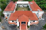 Foto udara gedung Sekolah Rakyat di bangunan eks Kantor Bupati Pasuruan, Jawa Timur, Rabu (2/7/2025). Proyek pembangunan Sekolah Rakyat Tahap I sudah memasuki tahap akhir dan mencapai 99 persen termasuk penataan furnitur dan siap  beroperasi tanggal 14 Juli mendatang dengan enam rombongan belajar tingkat SMP dan SMA, dimana setiap kelasnya terdapat 25 siswa. Antara Jatim/Umarul Faruq