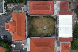 Foto udara gedung Sekolah Rakyat di bangunan eks Kantor Bupati Pasuruan, Jawa Timur, Rabu (2/7/2025). Proyek pembangunan Sekolah Rakyat Tahap I sudah memasuki tahap akhir dan mencapai 99 persen termasuk penataan furnitur dan siap  beroperasi tanggal 14 Juli mendatang dengan enam rombongan belajar tingkat SMP dan SMA, dimana setiap kelasnya terdapat 25 siswa. Antara Jatim/Umarul Faruq