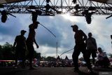 Dua warga bersiap untuk bergantian saling menyabet menggunakan rotan saat tradisi Ojung di Desa Nguter, Kecamatan Pasirian, Lumajang, Jawa Timur, Rabu (2/7/2025). Tradisi Ojung tersebut digelar rutin tiap setahun sekali saat selamatan desa yang biasanya diperingati saat bulan Suro pada penanggalan Jawa dalam rangka menjaga tradisi dan budaya setempat. Antara Jatim/Irfan Sumanjaya/um