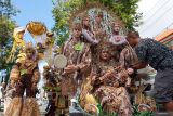 Sejumlah peserta bersiap memperagakan kostum kreasinya pada persiapan gelaran Banyuwangi Ethno Carnival (BEC) di Gesibu, Banyuwangi, Jawa Timur, Rabu (2/7/2025). Parade Budaya yang masuk kalender Kharisma Event Nusantara (KEN) Kementerian Pariwisata tersebut bakal digelar pada 12-13 Juli mendatang dengan mengangkat filosofi dan tahapan penting siklus kehidupan masyarakat suku Osing. Antara Jatim/Budi Candra Setya/um