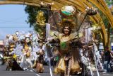 Sejumlah model memperagakan kostum kreasinya pada persiapan gelaran Banyuwangi Ethno Carnival (BEC) di Gesibu, Banyuwangi, Jawa Timur, Rabu (2/7/2025). Parade Budaya yang masuk kalender Kharisma Event Nusantara (KEN) Kementerian Pariwisata tersebut bakal digelar pada 12-13 Juli mendatang dengan mengangkat filosofi dan tahapan penting siklus kehidupan masyarakat suku Osing. Antara Jatim/Budi Candra Setya/um