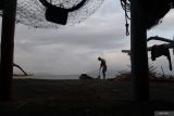 Nelayan membersihkan sampah yang terbawa ombak di Pantai Pulau Santen, Banyuwangi, Jawa Timur, Rabu (2/7/2025). Sejak satu minggu terakhir ombak tinggi menyebabkan penumpukan sampah di bibir Pantai yang membuat para nelayan tidak melaut karena jaring mereka seiring robek akibat tersangkut sampah. Antara Jatim/Budi Candra Setya/um