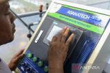 Petani menyiram pestisida tanaman cabai melalui komputer di Smart Green House Taruna Mekar, Pandeglang, Banten, Selasa (1/7/2025). Kelompok tani Taruna Mekar tersebut memanfaatkan teknologi digital sebagai sarana untuk melakukan penyiraman otomatis dan memantau kelembaban suhu tanaman cabai yang dapat di panen tanpa terdampak cuaca, dan menghasilkan hingga 1,5 kilogram cabai per tanaman atau dua kali lipat dari cabai yang ditanam secara konvensional. ANTARA FOTO/Muhammad Bagus Khoirunas/gp