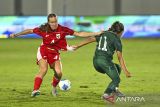 Pesepak bola Timnas Putri Indonesia Emily Julia Frederica (kiri) berusaha menghadang pesepak bola Timnas Putri Pakistan Mariam Mahmood (kanan) saat pertandingan kualifikasi Piala Asia Wanita 2026 Grup D di Stadion Indomilk Arena, Kabupaten Tangerang, Banten, Rabu (2/7/2025). ANTARA FOTO/Galih Pradipta