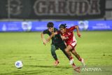 Pesepak bola Timnas Putri Indonesia Reva Octaviani (kanan) berusaha melewati hadangan pesepak bola Timnas Putri Pakistan Anmool Hira (kiri) saat pertandingan kualifikasi Piala Asia Wanita 2026 Grup D di Stadion Indomilk Arena, Kabupaten Tangerang, Banten, Rabu (2/7/2025). ANTARA FOTO/Galih Pradipta