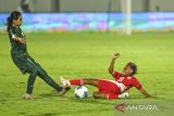 Pesepak bola Timnas Putri Indonesia Marsela Yuliana Ali (kanan) berebut bola dengan pesepak bola Timnas Putri Pakistan Aqsa Mushtaq (kiri) saat pertandingan kualifikasi Piala Asia Wanita 2026 Grup D di Stadion Indomilk Arena, Kabupaten Tangerang, Banten, Rabu (2/7/2025). Timnas Putri Indonesia kalas atas Timnas Putri Pakistan dengan skor 0-2. ANTARA FOTO/Galih Pradipta
