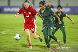 Pesepak bola Timnas Putri Indonesia Isa Guusje Warps (kiri) berebut bola dengan pesepak bola Timnas Putri Pakistan Isra Manzoor Khan (tengah) dan Suha Hirani (kanan) saat pertandingan kualifikasi Piala Asia Wanita 2026 Grup D di Stadion Indomilk Arena, Kabupaten Tangerang, Banten, Rabu (2/7/2025). Timnas Putri Indonesia kalas atas Timnas Putri Pakistan dengan skor 0-2. ANTARA FOTO/Galih Pradipta