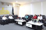 Plt Kakanwil Kemenkum Bangka Belitung Harun Sulianto (paling kiri),  Asisten Administrasi Pemerintah Provinsi Kepulauan Bangka Belitung Yunan Helmi (nomor dua dari kiri), Kepala Kanwil (Kakanwil) Ditjenpas Kepulauan Bangka Belitung, Herman Sawiran (paling kanan), Kepala Biro Perum LKBN Antara Babel Joko Susilo (baju merah) saat berbincang dengan Wakil Ketua LPSK Antonius P.S Wibowo (batik biru) di Kantor Wilayah Kementerian Hukum Babel, Rabu (2/7). Komisi XIII DPR RI melakukan kunjungan kerja dalam rangka mendapatkan masukan dari mitra kerja dan masyarakat terkait perubahan kedua UU Nomor 13 Tahun 2006 Tentang Perlindungan Saksi dan Korban di Provinsi Kepulauan Bangka Belitung pada Rabu (2/7/2025). (Antara Babel/ Rustam Effendi)