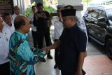 Wakil Ketua Komisi XIII DPR RI Sugiat Santoso (kanan) saat disambut oleh Wakil Ketua LPSK Antonius P.S Wibowo (kiri) di Kantor Wilayah Kementerian Hukum Babel, Rabu (2/7). Komisi XIII DPR RI melakukan kunjungan kerja dalam rangka mendapatkan masukan dari mitra kerja dan masyarakat terkait perubahan kedua UU Nomor 13 Tahun 2006 Tentang Perlindungan Saksi dan Korban di Provinsi Kepulauan Bangka Belitung pada Rabu (2/7/2025). (Antara Babel/ Rustam Effendi)