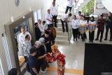 Wakil Ketua Komisi XIII DPR RI Sugiat Santoso beserta anggota Komisi Franciscus Maria Agustinus Sibarani, Melati, Adik Sasongko, Ali Mazi dan Teuku Ibrahim saat tiba di Kantor Wilayah Kementerian Hukum Babel, Rabu (2/7). Komisi XIII DPR RI melakukan kunjungan kerja dalam rangka mendapatkan masukan dari mitra kerja dan masyarakat terkait perubahan kedua UU Nomor 13 Tahun 2006 Tentang Perlindungan Saksi dan Korban di Provinsi Kepulauan Bangka Belitung pada Rabu (2/7/2025). (Antara Babel/ Rustam Effendi)