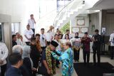 Wakil Ketua LPSK Antonius P.S Wibowo mengalungkan selendang kepada Wakil Ketua Komisi XIII DPR RI Sugiat Santoso (kanan) saat datang di Kantor Wilayah Kementerian Hukum Babel, Rabu (2/7). Komisi XIII DPR RI melakukan kunjungan kerja dalam rangka mendapatkan masukan dari mitra kerja dan masyarakat terkait perubahan kedua UU Nomor 13 Tahun 2006 Tentang Perlindungan Saksi dan Korban di Provinsi Kepulauan Bangka Belitung pada Rabu (2/7/2025). (Antara Babel/ Rustam Effendi)
