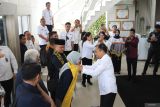 Asisten Administrasi Pemerintah Provinsi Kepulauan Bangka Belitung Yunan Helmi mengalukan selendang kepada Anggota Komisi XIII DPR RI Melati (kiri)  saat tiba di Kantor Wilayah Kementerian Hukum Babel, Rabu (2/7). Komisi XIII DPR RI melakukan kunjungan kerja dalam rangka mendapatkan masukan dari mitra kerja dan masyarakat terkait perubahan kedua UU Nomor 13 Tahun 2006 Tentang Perlindungan Saksi dan Korban di Provinsi Kepulauan Bangka Belitung pada Rabu (2/7/2025). (Antara Babel/ Rustam Effendi)