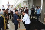 Plt Kakanwil Kemenkum Bangka Belitung Harun Sulianto mengalungkan selendang kepada Anggota Komisi XIII DPR RI Franciscus Maria Agustinus Sibarani saat tiba di Kantor Wilayah Kementerian Hukum Babel, Rabu (2/7). Komisi XIII DPR RI melakukan kunjungan kerja dalam rangka mendapatkan masukan dari mitra kerja dan masyarakat terkait perubahan kedua UU Nomor 13 Tahun 2006 Tentang Perlindungan Saksi dan Korban di Provinsi Kepulauan Bangka Belitung pada Rabu (2/7/2025). (Antara Babel/ Rustam Effendi)