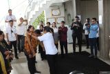 Kepala BNN Provinsi Bangka Belitung Brigjen (Pol) Hisar Siallagan mengalungkan selendang kepada Anggota Komisi XIII DPR RI Adi k Sasongko saat tiba di Kantor Wilayah Kementerian Hukum Babel, Rabu (2/7). Komisi XIII DPR RI melakukan kunjungan kerja dalam rangka mendapatkan masukan dari mitra kerja dan masyarakat terkait perubahan kedua UU Nomor 13 Tahun 2006 Tentang Perlindungan Saksi dan Korban di Provinsi Kepulauan Bangka Belitung pada Rabu (2/7/2025). (Antara Babel/ Rustam Effendi)