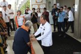 Kepala Kanwil (Kakanwil) Ditjenpas Kepulauan Bangka Belitung, Herman Sawiran mengalungkan selendang kepada Anggpta Komisi XIII DPR RI Ali Mazi saat tiba di Kantor Wilayah Kementerian Hukum Babel, Rabu (2/7). Komisi XIII DPR RI melakukan kunjungan kerja dalam rangka mendapatkan masukan dari mitra kerja dan masyarakat terkait perubahan kedua UU Nomor 13 Tahun 2006 Tentang Perlindungan Saksi dan Korban di Provinsi Kepulauan Bangka Belitung pada Rabu (2/7/2025). (Antara Babel/ Rustam Effendi)
