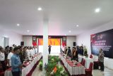 Wakil Ketua Komisi XIII DPR RI Sugiat Santoso beserta anggota Komisi Franciscus Maria Agustinus Sibarani, Melati, Adik Sasongko, Ali Mazi dan Teuku Ibrahim saat tiba di Kantor Wilayah Kementerian Hukum Babel, Rabu (2/7). Komisi XIII DPR RI melakukan kunjungan kerja dalam rangka mendapatkan masukan dari mitra kerja dan masyarakat terkait perubahan kedua UU Nomor 13 Tahun 2006 Tentang Perlindungan Saksi dan Korban di Provinsi Kepulauan Bangka Belitung pada Rabu (2/7/2025). (Antara Babel/ Rustam Effendi)