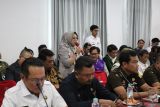 Salah satu peserta meberikan masukan kepada Komisi XIII DPR RI Sugiat Santoso beserta anggota Komisi Franciscus Maria Agustinus Sibarani, Melati, Adik Sasongko, Ali Mazi dan Teuku Ibrahim di Kantor Wilayah Kementerian Hukum Babel, Rabu (2/7). Komisi XIII DPR RI melakukan kunjungan kerja dalam rangka mendapatkan masukan dari mitra kerja dan masyarakat terkait perubahan kedua UU Nomor 13 Tahun 2006 Tentang Perlindungan Saksi dan Korban di Provinsi Kepulauan Bangka Belitung pada Rabu (2/7/2025).
