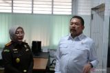 Jaksa Agung RI ST. Burhanuddin didampingi Kepala Kejaksaan Negeri (Kejari) Banjarmasin Indah Laila (kiri) memantau langsung kinerja pegawai di Kantor Kejari Banjarmasin, Provinsi Kalimantan Selatan (Kalsel), Rabu (2/7/2025). Jaksa Agung mendatangi Kejari Banjarmasin sekaligus kunjungan kerja untuk meresmikan Kantor Kejaksaan Tinggi (Kejati) Kalsel di Banjarbaru pada Kamis (3/7/2027) esok. ANTARA/Firman
