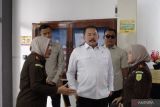 Jaksa Agung RI ST. Burhanuddin didampingi Kepala Kejaksaan Negeri (Kejari) Banjarmasin Indah Laila (kiri) memantau langsung kinerja pegawai di Kantor Kejari Banjarmasin, Provinsi Kalimantan Selatan (Kalsel), Rabu (2/7/2025). Jaksa Agung mendatangi Kejari Banjarmasin sekaligus kunjungan kerja untuk meresmikan Kantor Kejaksaan Tinggi (Kejati) Kalsel di Banjarbaru pada Kamis (3/7/2027) esok. ANTARA/Firman