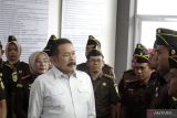 Jaksa Agung RI ST. Burhanuddin didampingi Kepala Kejaksaan Negeri (Kejari) Banjarmasin Indah Laila (kiri belakang) memantau langsung kinerja pegawai di Kantor Kejari Banjarmasin, Provinsi Kalimantan Selatan (Kalsel), Rabu (2/7/2025). Jaksa Agung mendatangi Kejari Banjarmasin sekaligus kunjungan kerja untuk meresmikan Kantor Kejaksaan Tinggi (Kejati) Kalsel di Banjarbaru pada Kamis (3/7/2027) esok. ANTARA/Firman