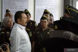 Jaksa Agung RI ST. Burhanuddin didampingi Kepala Kejaksaan Negeri (Kejari) Banjarmasin Indah Laila (kiri) memantau langsung kinerja pegawai di Kantor Kejari Banjarmasin, Provinsi Kalimantan Selatan (Kalsel), Rabu (2/7/2025). Jaksa Agung mendatangi Kejari Banjarmasin sekaligus kunjungan kerja untuk meresmikan Kantor Kejaksaan Tinggi (Kejati) Kalsel di Banjarbaru pada Kamis (3/7/2027) esok. ANTARA/Firman
