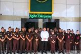 Jaksa Agung RI ST. Burhanuddin (kemeja putih) bersama pegawai Kejaksaan Negeri (Kejari) Banjarmasin di Banjarmasin, Provinsi Kalimantan Selatan (Kalsel), Rabu (2/7/2025). Jaksa Agung mendatangi Kejari Banjarmasin sekaligus kunjungan kerja untuk meresmikan Kantor Kejaksaan Tinggi (Kejati) Kalsel di Banjarbaru pada Kamis (3/7/2027) esok. ANTARA/Firman