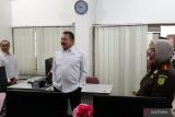 Jaksa Agung RI ST. Burhanuddin didampingi Kepala Kejaksaan Negeri (Kejari) Banjarmasin Indah Laila (kanan) memantau langsung kinerja pegawai di Kantor Kejari Banjarmasin, Provinsi Kalimantan Selatan (Kalsel), Rabu (2/7/2025). Jaksa Agung mendatangi Kejari Banjarmasin sekaligus kunjungan kerja untuk meresmikan Kantor Kejaksaan Tinggi (Kejati) Kalsel di Banjarbaru pada Kamis (3/7/2027) esok. ANTARA/Firman