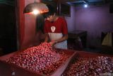 Pedagang menata bawang merah jualannya di gudang grosir Pasar Induk Gadang, Malang, Jawa Timur, Rabu (2/7/2025). Badan Pusat Statistik (BPS) Jawa Timur mencatat terjadi inflasi sebesar 0,43 persen (month-to-month/mtm) pada Juni 2025 dengan komoditas penyumbang inflasi antara lain cabai rawit mengalami inflasi sebesar 0,10 persen, beras sebesar 0,06 persen dan bawang merah sebesar 0,04 persen. ANTARA Jatim/Ari Bowo Sucipto/mas.