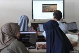 Peserta mempraktikkan cara memasukkan perintah atau prompt untuk membuat video produk dalam Pelatihan AI Digital Marketing di Gedung Malang Creative Centre, Jawa Timur, Rabu (2/7/2025). Pelatihan tersebut diadakan untuk membantu peserta yang terdiri dari pelaku Usaha Mikro Kecil Menengah (UMKM) agar mampu memanfaatkan teknologi kecerdasan buatan atau Artificial Intelligence (AI) guna mengembangkan usaha dan meningkatkan daya saing di pasar digital. ANTARA Jatim/Ari Bowo Sucipto/mas.