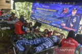 Anggota TNI AU Lanud Wiriadinata mengikuti donor darah saat penanaman seribu pohon dan donor darah di Gunung Galunggung, Kabupaten Tasikmalaya, Jawa Barat, Rabu (2/7/2025). Acara bertema Ngaagungkeun Galunggung dengan menanam seribu pohon dan donor darah itu digelar TNI AU Lanud Wiriadinata dalam rangkaian Hari Bakti Ke-78 TNI AU yang bertujuan untuk menjaga kelestarian alam. ANTARA FOTO/Adeng Bustomi/agr