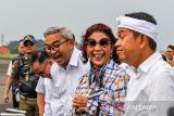 Gubernur Provinsi Jawa Barat Dedi Mulyadi (kanan) berbincang dengan Wali Kota Bandung Muhammad Farhan (keempat kiri) dan pemilik maskapai Susi Air Susi Pudjiastuti (tengah) saat pembukaan rute penerbangan baru di Bandara Husein Sastranegara, Bandung, Jawa Barat, Rabu (2/7/2025). Bandara Husein Sastranegara melayani rute penerbangan baru dari Bandung menuju Bandara Adi Sucipto Yogyakarta melalui maskapai Susi Air dengan jenis pesawat caravan yang mampu mengangkut 10 orang penumpang dan dua kru pesawat yang beroperasi pada Senin, Rabu, dan Jumat. ANTARA FOTO/Raisan Al Farisi/agr