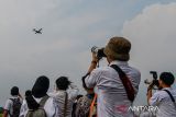 Awak media mengabadikan pesawat jenis caravan milik maskapai Susi Air yang menuju Yogyakarta usai peresmian rute penerbangan baru di Bandara Husein Sastranegara, Bandung, Jawa Barat, Rabu (2/7/2025). Bandara Husein Sastranegara melayani rute penerbangan baru dari Bandung menuju Bandara Adi Sucipto Yogyakarta melalui maskapai Susi Air dengan jenis pesawat caravan yang mampu mengangkut 10 orang penumpang dan dua kru pesawat yang beroperasi pada Senin, Rabu, dan Jumat. ANTARA FOTO/Raisan Al Farisi/agr