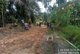 Warga Agam perbaiki jalan rusak secara swadaya agar akses lancar (Video)