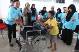 Petugas medis mempraktekan tata cara penanganan terapi berjalan untuk penyandang disabilitas tuna daksa dalam Pelatihan dan Sertifikasi Kader Posyandu Disabilitas di Malang, Jawa Timur, Kamis (3/7/2025). Kegiatan tersebut diikuti 60 peserta dan diadakan untuk meningkatkan kapasitas kader posyandu dalam memberikan layanan kesehatan serta terapi yang tepat bagi penyandang disabilitas, sehingga dapat mendukung peningkatan kualitas hidup penyandang disabilitas secara optimal. Antara Jatim/Ari Bowo Sucipto/um