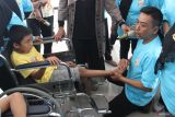 Petugas medis mempraktekan tata cara penanganan terapi pijat untuk penyandang disabilitas tuna daksa dalam Pelatihan dan Sertifikasi Kader Posyandu Disabilitas di Malang, Jawa Timur, Kamis (3/7/2025). Kegiatan tersebut diikuti 60 peserta dan diadakan untuk meningkatkan kapasitas kader posyandu dalam memberikan layanan kesehatan serta terapi yang tepat bagi penyandang disabilitas, sehingga dapat mendukung peningkatan kualitas hidup penyandang disabilitas secara optimal. Antara Jatim/Ari Bowo Sucipto/um