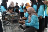 Petugas medis mempraktekan tata cara penanganan terapi pijat untuk penyandang disabilitas tuna daksa dalam Pelatihan dan Sertifikasi Kader Posyandu Disabilitas di Malang, Jawa Timur, Kamis (3/7/2025). Kegiatan tersebut diikuti 60 peserta dan diadakan untuk meningkatkan kapasitas kader posyandu dalam memberikan layanan kesehatan serta terapi yang tepat bagi penyandang disabilitas, sehingga dapat mendukung peningkatan kualitas hidup penyandang disabilitas secara optimal. Antara Jatim/Ari Bowo Sucipto/um